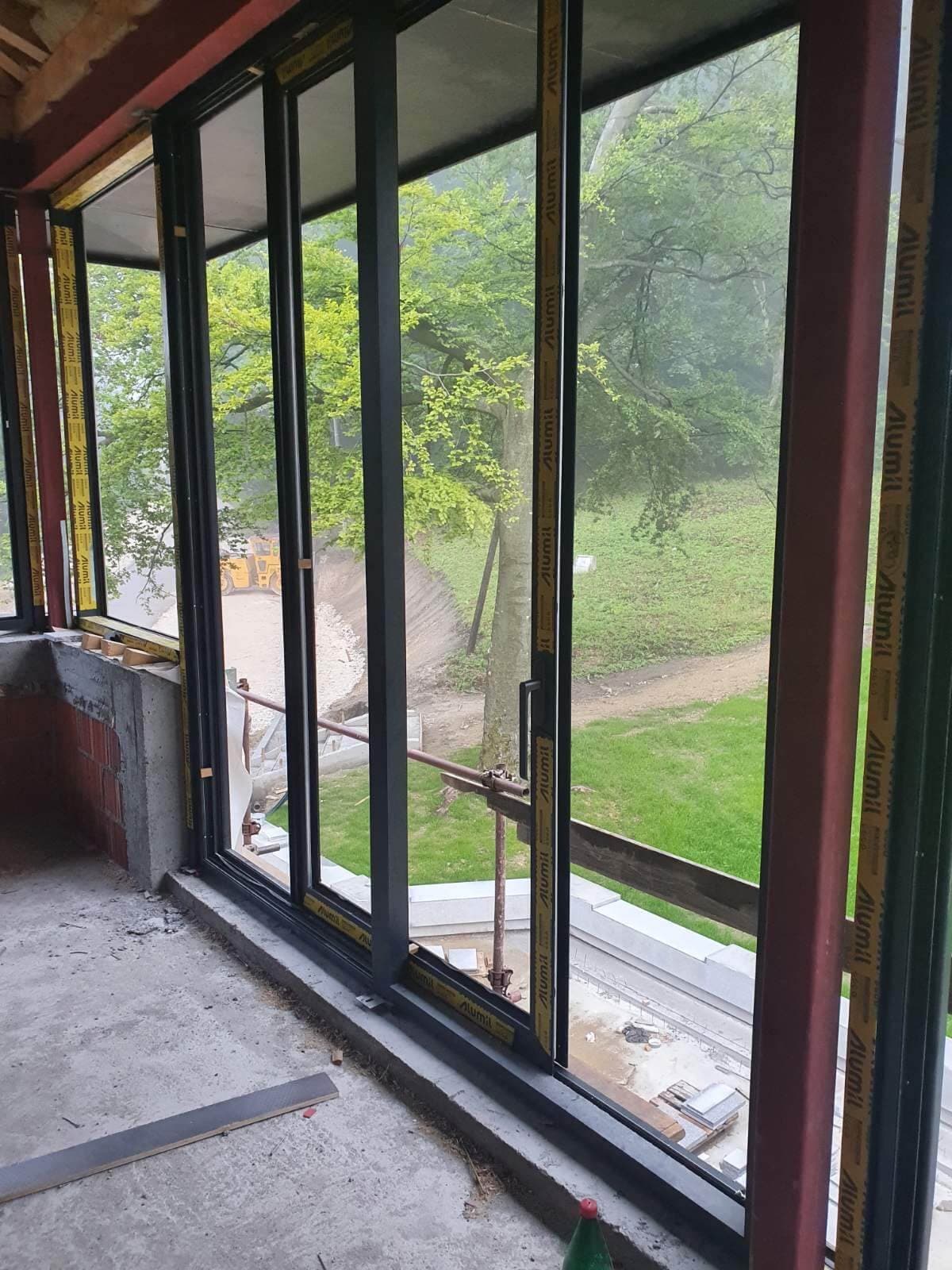 Aluminijumski klizni stakleni zid u boji antracit, na terasi