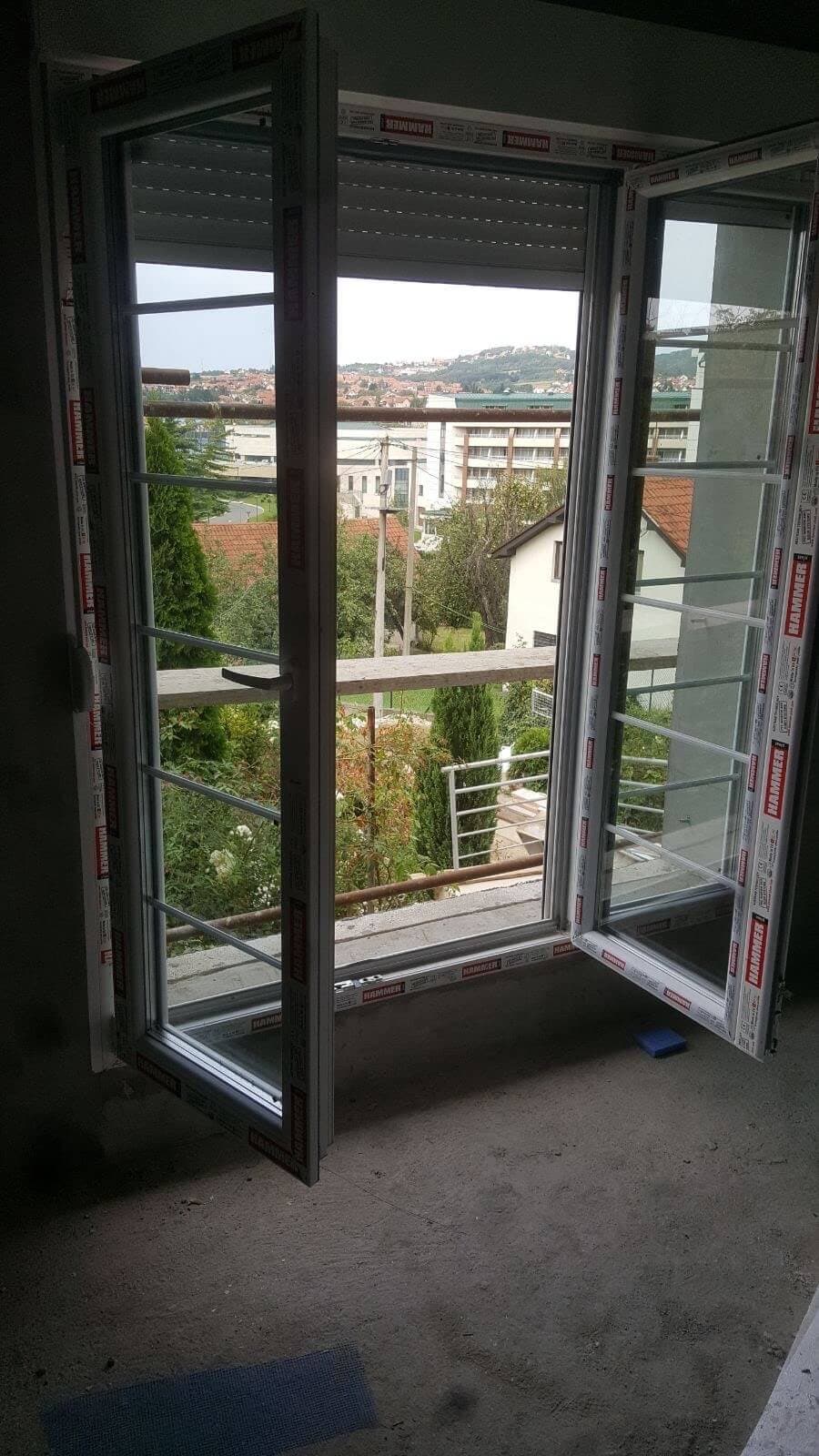 Otvorena dvokrilna balkonska vrata sa pogledom na Aranđelovac
